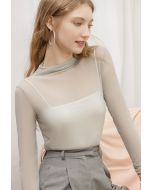 Top ajustado de malla transparente con detalle fruncido en gris