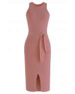 Vestido de punto sin mangas con lazo en la cintura y abertura frontal en rosa