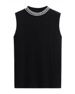 Top de punto sin mangas con cuello alto adornado con perlas en negro